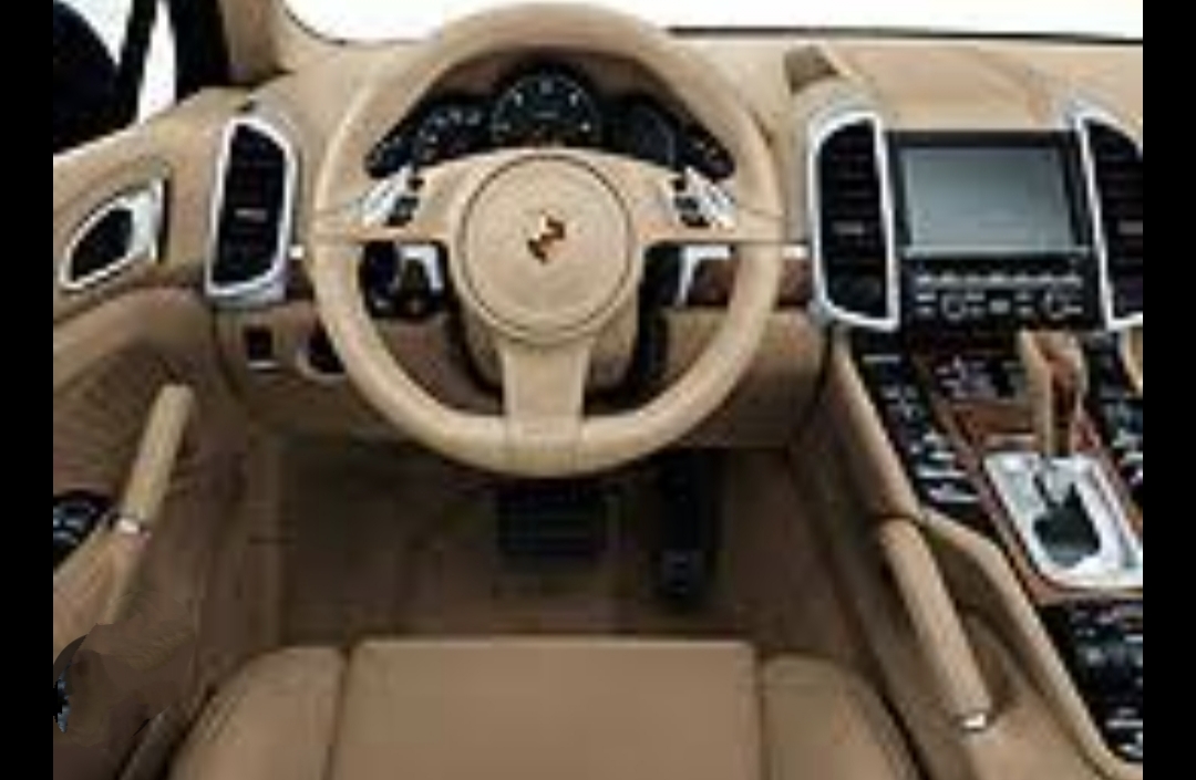 Interior Porsche com acabamento premium e engenharia de precisão